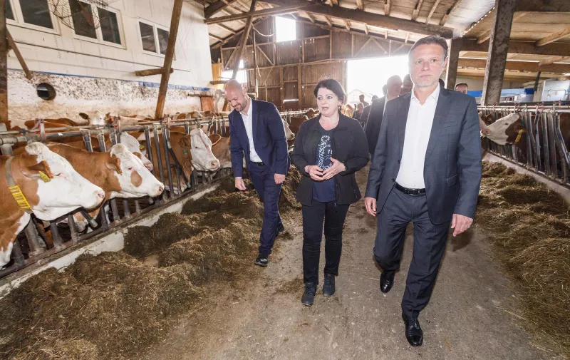 03.04.2024., Dubrava - Predsjednik Sabora, Gordan Jandrokovic, posjetio je OPG Emina Burek, najboljeg proizvodjaca mlijeka u 2023. godini. Photo: Tomislav Miletic/PIXSELL