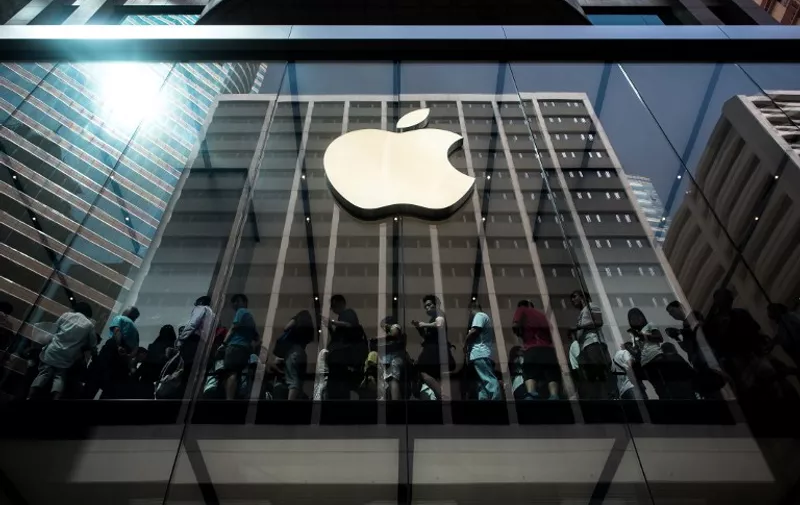 Customers queue inside an Apple store in Hong Kong on September 25, 2015.  Apple was urged to act as rights campaigners said a Chinese touchscreen glass supplier to the smartphone giant was exploiting factory workers. AFP PHOTO / Philippe Lopez