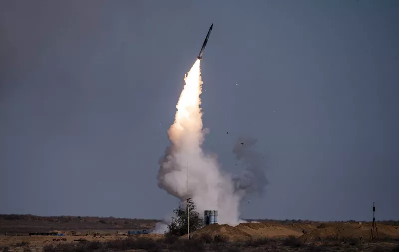 A rocket launches from a S-400 missile system at the Ashuluk military base in Southern Russia on September 22, 2020 during the "Caucasus-2020" military drills gathering China, Iran, Pakistan and Myanmar troops, along with ex-Soviet Armenia, Azerbaijan and Belarus. - Up to 250 tanks and around 450 infantry combat vehicles and armoured personnel carriers will take part in the September 21 to 26 land and naval exercises that will involve 80,000 people including support staff. (Photo by Dimitar DILKOFF / AFP)