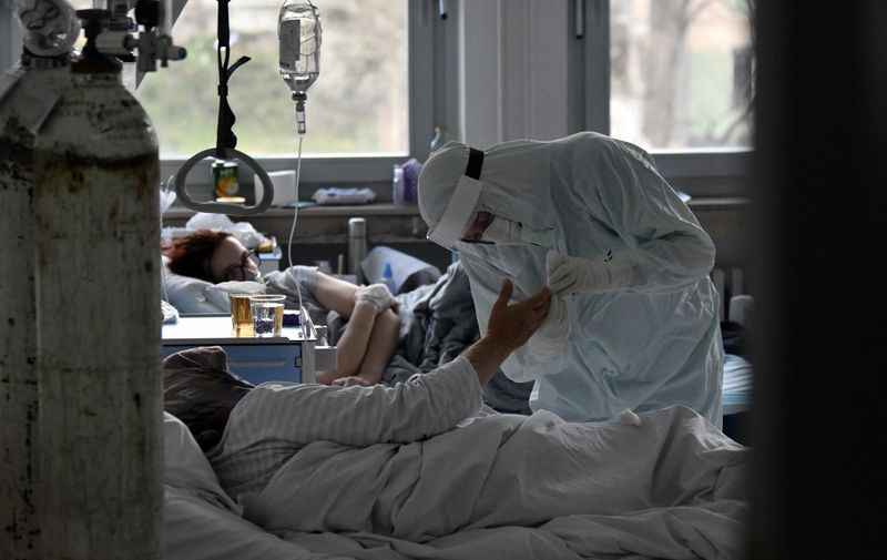 Bosnian medical staff members tend to a patient infected with the Covid-19 coronavirus, at Sarajevo's General hospital, on March 19, 2021. (Photo by ELVIS BARUKCIC / AFP)