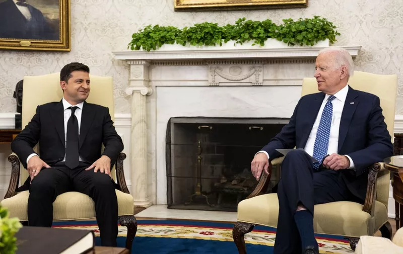 WASHINGTON, DC - SEPTEMBER 01: Ukrainian President Volodymyr Zelensky (L) meets with U.S. President Joe Biden in the Oval Office at the White House on September 01, 2021 in Washington, DC. This was the two leaders' first face-to-face meeting and the first by a Ukrainian leader in more than four years.   Doug Mills-Pool/Getty Images/AFP (Photo by POOL / GETTY IMAGES NORTH AMERICA / Getty Images via AFP)