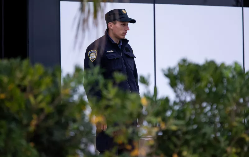 16.11.2020., Split - Atmosfera oko hotela Amphora u kojem pod jakom policijskom zastitom odsjeda nogometna reprezentacija Portugala.
Photo: Milan Sabic/PIXSELL