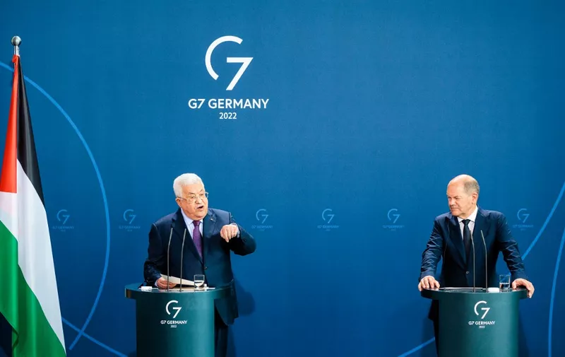 German Chancellor Olaf Scholz (R) and Palestinian President Mahmud Abbas hold a joint press conference at the Chancellery in Berlin, Germany, on August 16, 2022. (Photo by JENS SCHLUETER / AFP)