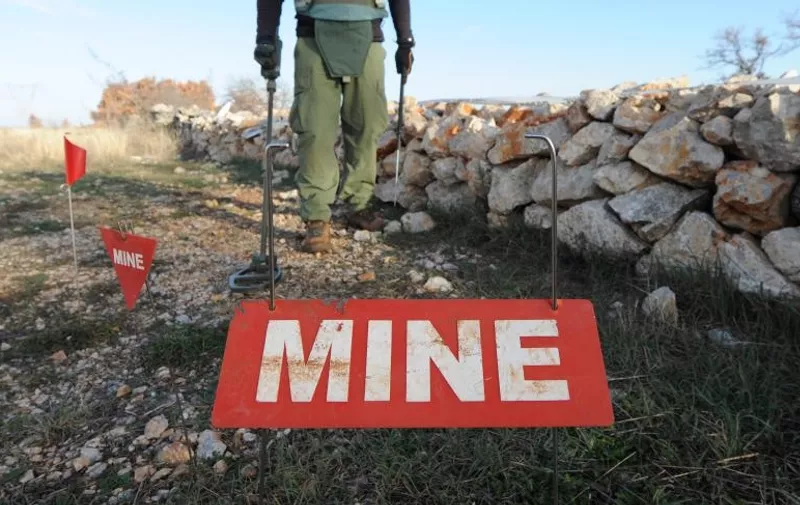 16.02.2014., Drnis - Pripadnici Mungosa razminiravaju povrsinu od 315 000 cetvornih metara minsko sumnjivog podrucja u okolici Drnisa. 
Photo: 