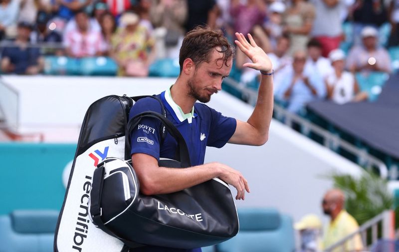 MIAMI GARDENS, FLORIDA - MARCH 31: Daniil Medvedev of Russia waves to the crowd as he leaves the court after losing to Hubert Hurkacz of Poland in their Men's quarterfinal match during the Miami Open at Hard Rock Stadium on March 31, 2022 in Miami Gardens, Florida.   Michael Reaves/Getty Images/AFP (Photo by Michael Reaves / GETTY IMAGES NORTH AMERICA / Getty Images via AFP)