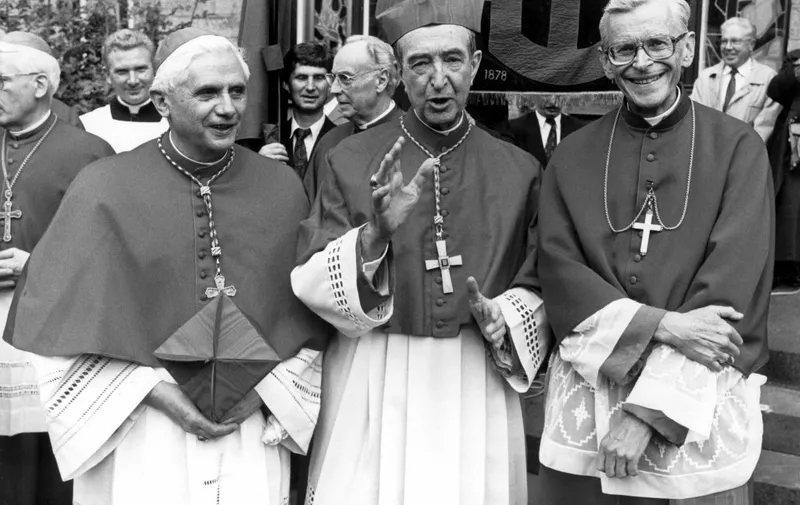 Group picture: Joseph Cardinal Ratzinger, on the left, and Frantzek Cardinal Marcharski, on the right, shortly after the Pontifical High Mass on the occasion of the 80th birthday of Franz Cardinal Hengsbach, in the middle, pictured on 9th September 1990, Essen. | usage worldwide (Photo by HARTMUT REEH / DPA / dpa Picture-Alliance via AFP)