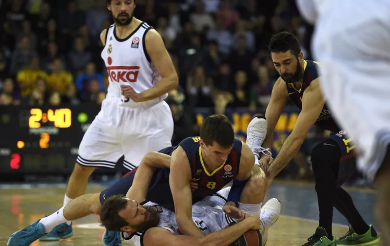 Real Madrid&#8217;s guard Sergio Rodriguez (bottomL) vies with Barcelona&#8217;s Croatian forward Mario Hezonja (R) during the Euroleague Top 16 Group E round 13 basketball match Barcelona vs Real Madrid at the Palau Blaugrana sportshall in Barcelona on April 2, 2015. /