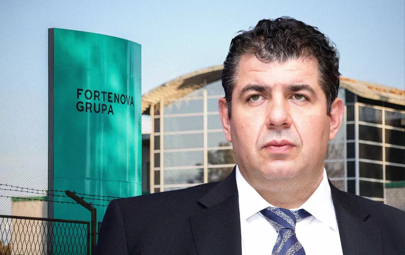 Poslovni čovjek u odijelu ispred zgrade Fortenova grupe s tirkiznim natpisom na pročelju.