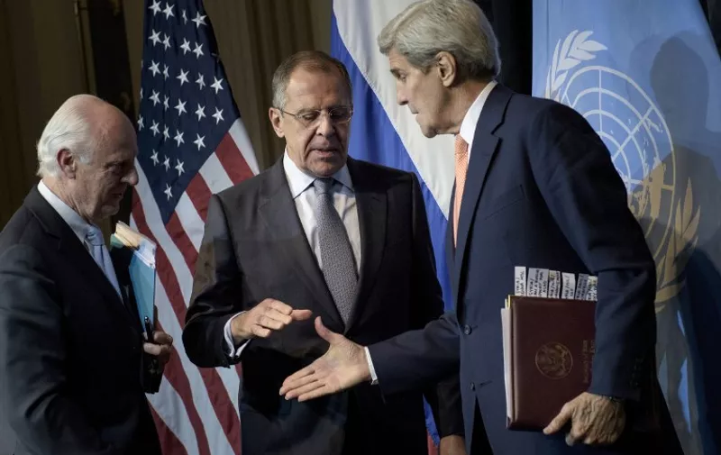 UN Special Envoy for Syria Staffan de Mistura (L) watches as Russian Foreign Minister Sergei Lavrov (C) and US Secretary of State John Kerry shake hands after a press conference at the Grand Hotel October 30, 2015 in Vienna, Austria. US Secretary of State John Kerry and Russian Foreign Minister Sergei Lavrov said that they had agreed that Syria must emerge from civil war as a unified secular state.    AFP PHOTO / POOL / BRENDAN SMIALOWSKI