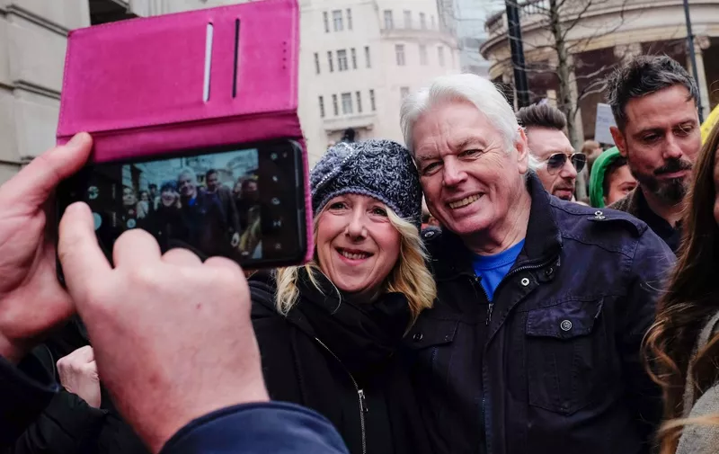 Conspiricy theorist, David Icke takes a picture with one of the portsters as he joins the demonstration  ,on 22 January, 2022. (Photo by Jay Shaw Baker/NurPhoto) (Photo by Jay Shaw Baker / NurPhoto / NurPhoto via AFP)