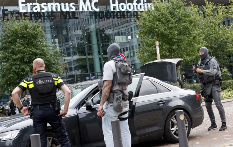 ROTTERDAM - Police officers from the special intervention service at the Erasmus MC Rotterdam on Rochussenstraat, which has been cordoned off. ANP BAS CZERWINSKI netherlands out - belgium out (Photo by BAS CZERWINSKI / ANP MAG / ANP via AFP)
