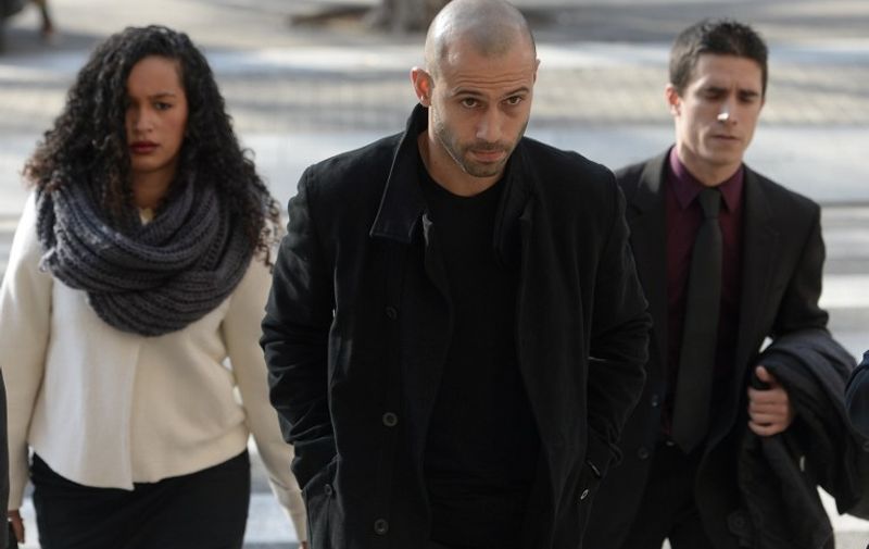 Barcelona's Argentinian defender Javier Mascherano (C) arrives at the courthouse on January 21, 2016 in Barcelona. Javier Mascherano of FC Barcelona agreed today before a Spanish judge a one year prison sentence, which won't be applied, and a fine of 816,000 euros for 1.5 million fraud.   AFP PHOTO / JOSEP LAGO / AFP / JOSEP LAGO