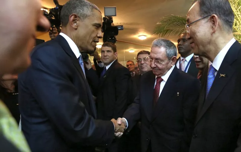 Handout picture released by the Panamanian Presidency showing Cuban President Raul Castro (R) and US President Barack Obama shaking hands heading to the opening ceremony of the VII Americas Summit, in Panama City on April 10, 2015. AFP PHOTO / PRESIDENCIA PANAMA --- RESTRICTED TO EDITORIAL USE - MANDATORY CREDIT "AFP PHOTO / PRESIDENCIA PANAMA" - NO MARKETING NO ADVERTISING CAMPAIGNS - DISTRIBUTED AS A SERVICE TO CLIENTS