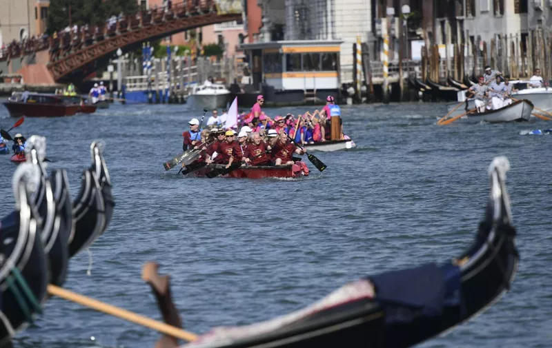 People take part to the annual Vogalonga rowing regatta on the Canal Grande in Venice on June 9, 2019. - Competitors come from all around the world to take part in the regatta, the biggest boating event of Venice and according to the organizers "an act of love for venice and its waters". (Photo by Miguel MEDINA / AFP)