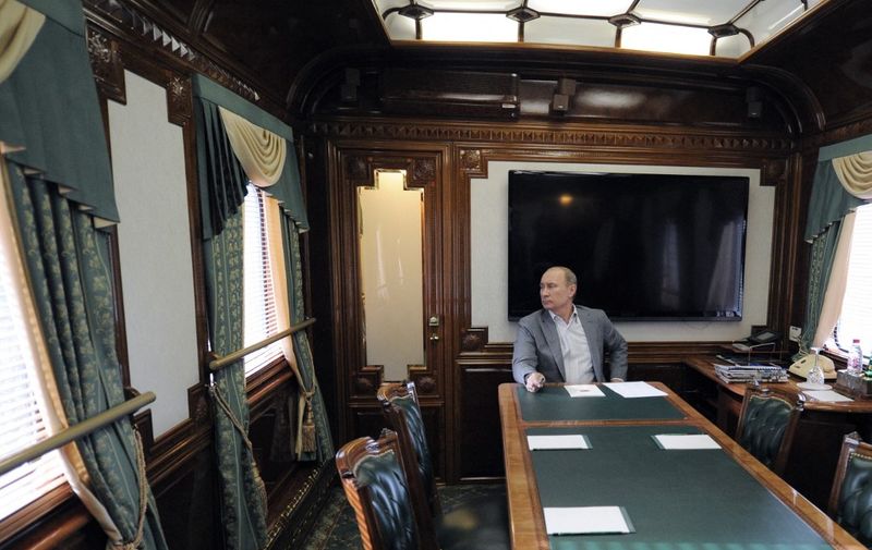 Russia's President Vladimir Putin looks in the windows of his railway car as he sits inside a train before a meeting on the development of railways and railway service in Moscow, on October 19, 2012. AFP PHOTO/ RIA-NOVOSTI/ POOL  AFP PHOTO / ALEXEY DRUZHININ (Photo by ALEXEY DRUZHININ / RIA-NOVOSTI / AFP)