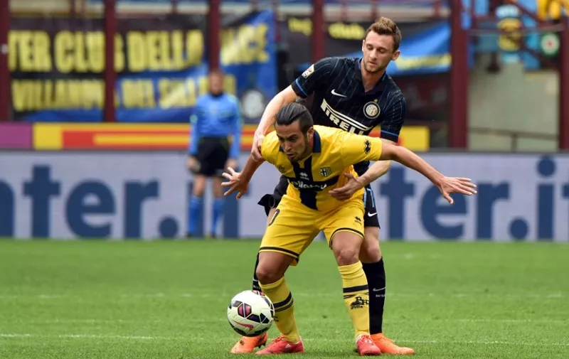 Inter Milan's midfielder from Croatia Marcelo Brozovic (back) fights for the ball with Parma's midfielder from Chile Cristobal Jorquera during the Italian Serie A football match Inter Milan vs Parma at San Siro Stadium in Milan on April 4, 2015. AFP PHOTO / GIUSEPPE CACACE