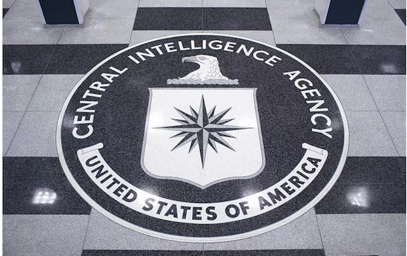 Grb Središnje obavještajne agencije (CIA) na ulazu u zgradu u Langleyu 