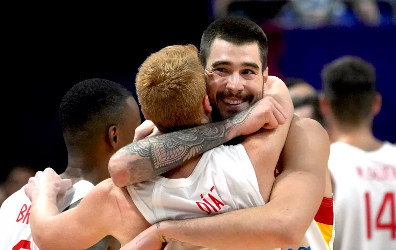 Spain's Juancho Hernangomez, front right, and Spain's Alberto Diaz, front left, celebrate during the Eurobasket quarterfinal basketball match between Spain and Finland in Berlin, Germany, Tuesday, Sept. 13, 2022. (AP Photo/Michael Sohn)