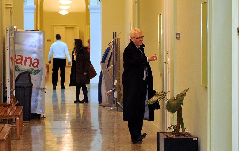 Ivo Josipović snimljen ispred svog kabineta na Pravnom fakultetu
