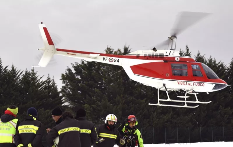 Italian air helicopters rescuers join the rescue operation near the village of Penne, after an avalanche engulfed the mountain hotel Rigopiano in Farindola in the earthquake-ravaged central Italy, on January 20, 2017.
At least 25 people, including several children, were feared dead after a barrage of snow hit the Hotel Rigopiano on Januray 18, afternoon, ripping the three-storey building from its foundations and moving it ten metres (11 yards). / AFP PHOTO / Andreas SOLARO