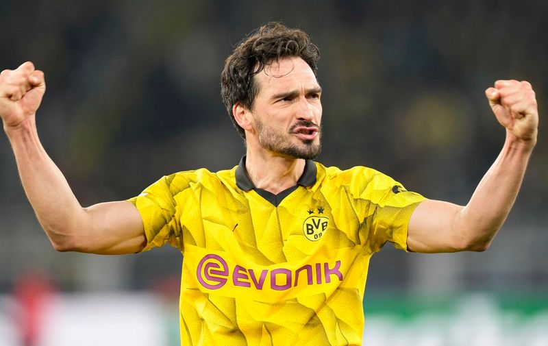 Dortmund's Mats Hummels celebrates after the Champions League quarterfinal second leg soccer match between Borussia Dortmund and Atletico Madrid at the Signal-Iduna Park in Dortmund, Germany, Tuesday, April 16, 2024(AP Photo/Martin Meissner)