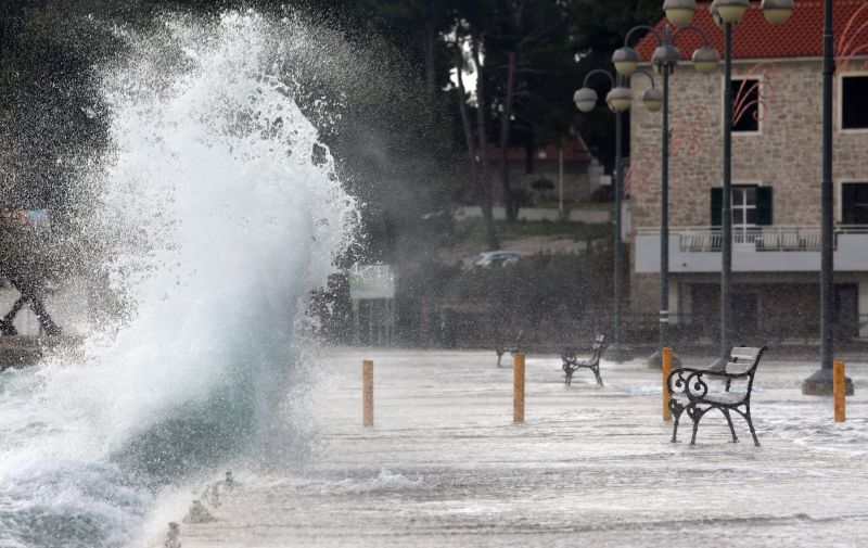 06.12.2020., Vodice - Orkansko jugo podizalo valove koji su zalijevali rivu.
Photo: Dusko Jaramaz/PIXSELL