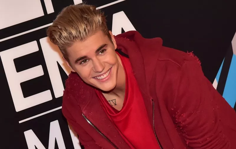Canadian singer Justin Bieber poses on the red carpet of the 2015 MTV Europe Music Awards (EMA) at Mediolanum Forum on October 25, 2015 in Milan.  AFP PHOTO / GIUSEPPE CACACE / AFP / GIUSEPPE CACACE