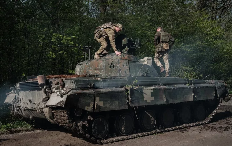 Ukrainian soldiers prepare a tank on a road near Sloviansk, eastern Ukraine, on April 26, 2022, amid the Russian invasion of Ukraine. (Photo by Yasuyoshi CHIBA / AFP)