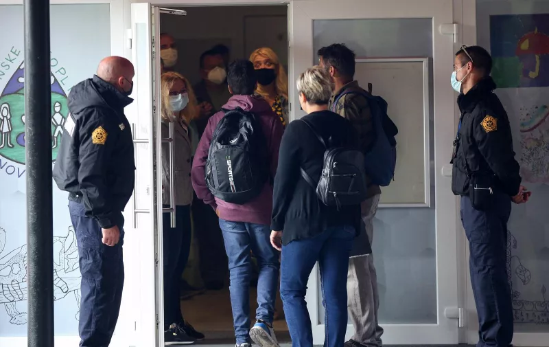 13.09.2021,Krapinske Toplice, Ulaz u osnovnu skolu Krapinske Toplice od danas nadziru zastitari jer je nekoliko roditelja prosvjedovalo zbog obveznog nosenja maski u skoli. 
Photo: