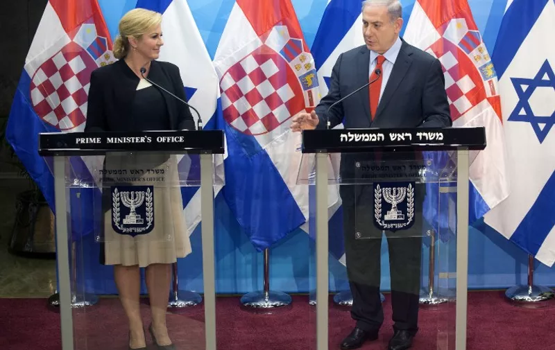 Croatian President Kolinda Grabar-Kitarovic (L) and Israeli Prime Minister Benjamin Netanyahu give a joint press conference at his Jerusalem office on July 22, 2015.  AFP PHOTO / POOL / HEIDI LEVINE