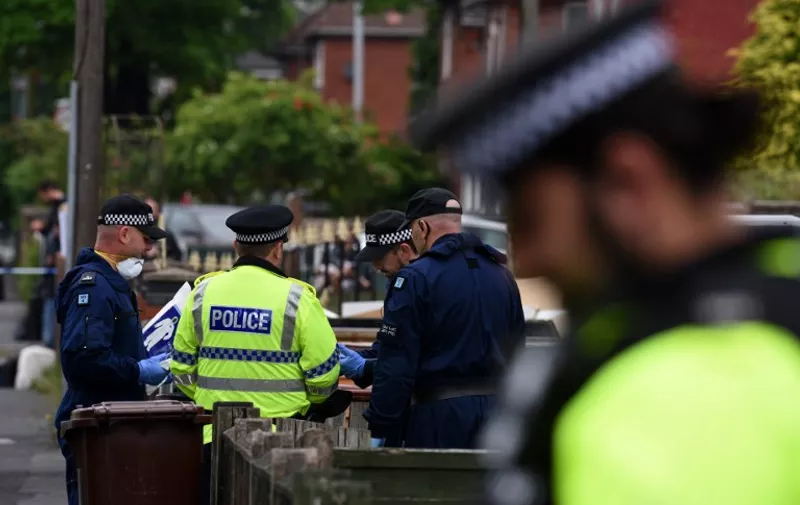 Police officers arrive at a residential property on Elsmore Road in Fallowfield, Manchester, on May 24, 2017, as investigations continue into the May 22 terror attack at the Manchester Arena.
Police on Tuesday named Salman Abedi -- reportedly British-born of Libyan descent -- as the suspect behind a suicide bombing that ripped into young fans at an Ariana Grande concert at the Manchester Arena, as the Islamic State group claimed responsibility for the carnage. Abedi is reported to have lived at an Elsmore Road property as recently as last year. / AFP PHOTO / Oli SCARFF
