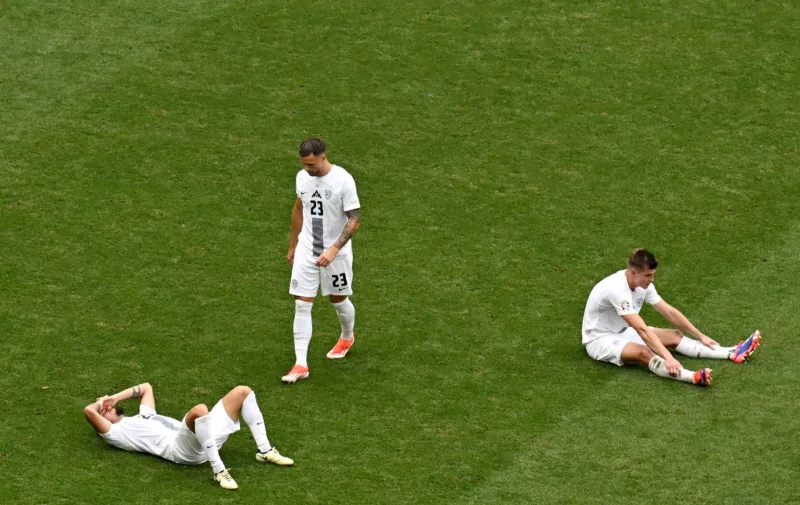 Soccer Football - Euro 2024 - Group C - Slovenia v Serbia - Munich Football Arena, Munich, Germany - June 20, 2024 Slovenia's David Brekalo and teammates look dejected after the match REUTERS/Angelika Warmuth
