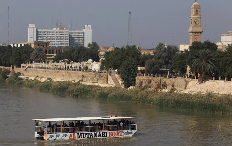 Iraqis take a ride in a ferry across the Tigris River in central Baghdad on Friday, the  frist day of the local weekend, on November 16, 2018. - Iraqi families have been allowing themselves more outdoor activities on weekends and holidays following a relevant improvement in security around the capital over the past few months. (Photo by AHMAD AL-RUBAYE / AFP)