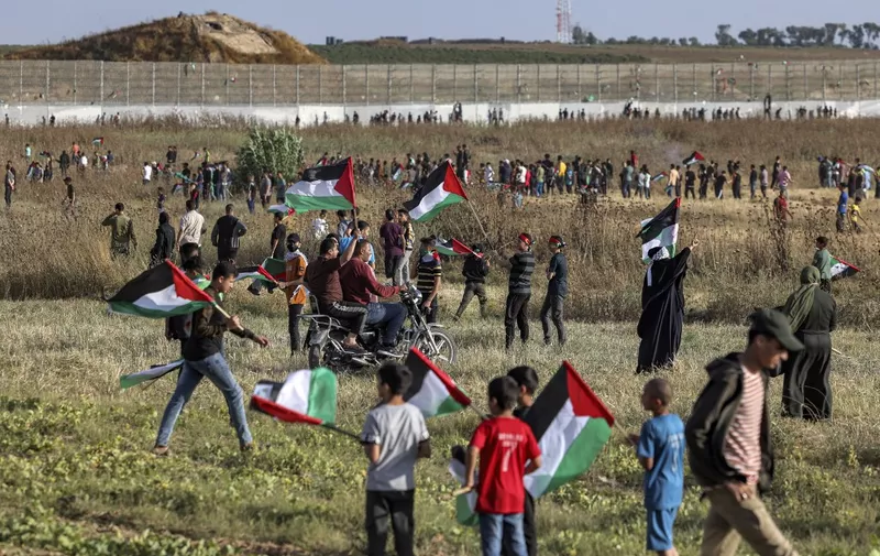 Protesters gather during a Palestinian 'flag march' demonstration along the border with Israel east of Gaza city on May 18, 2023 in response to the annual Israeli flag march marking 'Jerusalem Day' commemorating the old city's capture by Israel. (Photo by MOHAMMED ABED / AFP)
