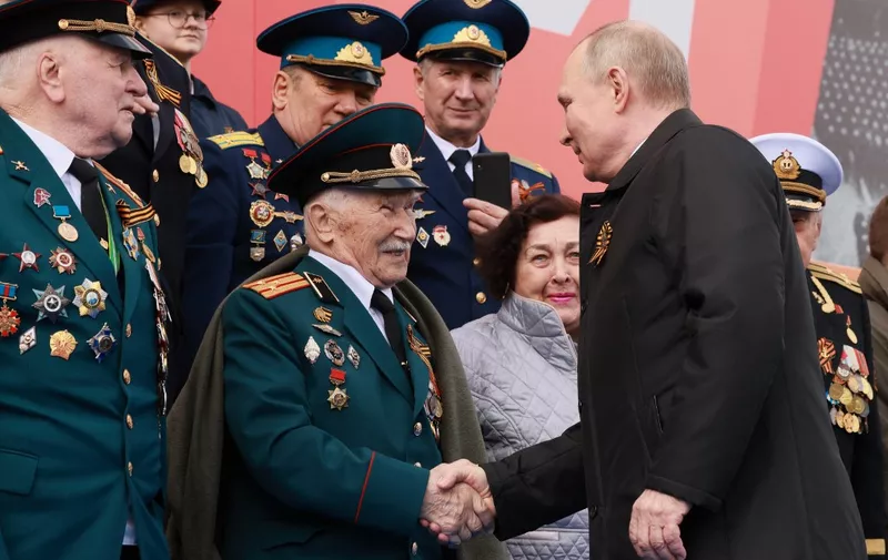 Russian President Vladimir Putin greets veterans as he arrives to watch the Victory Day military parade at Red Square in central Moscow on May 9, 2022. - Russia celebrates the 77th anniversary of the victory over Nazi Germany during World War II. (Photo by Mikhail METZEL / SPUTNIK / AFP)