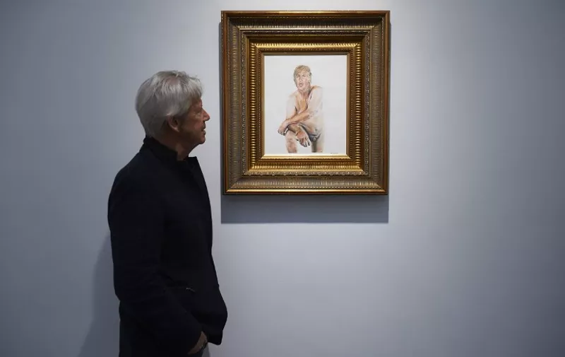A gallery curator looks at a painting of US presidential candidate Donald Trump titled "Make America Great Again" by Los Angeles based artist Illma Gore at the Maddox gallery in central London on April 9, 2016. / AFP PHOTO / NIKLAS HALLE'N / RESTRICTED TO EDITORIAL USE - MANDATORY MENTION OF THE ARTIST UPON PUBLICATION - TO ILLUSTRATE THE EVENT AS SPECIFIED IN THE CAPTION