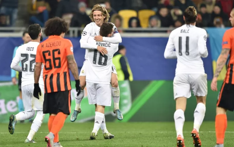 Real Madrid's Croatian midfielder Luka Modric (C-L) celebrates with Real Madrid's Croatian midfielder Mateo Kovacic (C-R) after scoring during the UEFA Champions League group A football match between Shakhtar Donetsk and Real Madrid in Lviv on November 25, 2015. AFP PHOTO / SERGEI SUPINSKY / AFP / SERGEI SUPINSKY