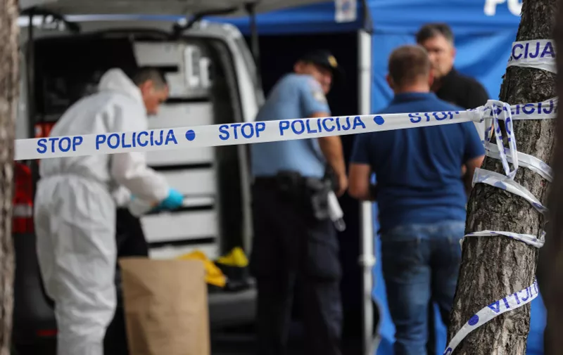 27.09.2021,Zagreb - Policija radi uvidjaj na mjestu ubojstva prolaznika sa psom kojeg je napala nepoznata osoba na biciklu te ga usmrtila. Sukob se dogodio na pjesackoj stazi u naselju Kruge uz ulicu Cvijete Zuzoric.rPhoto: Jurica Galoic/PIXSELL
