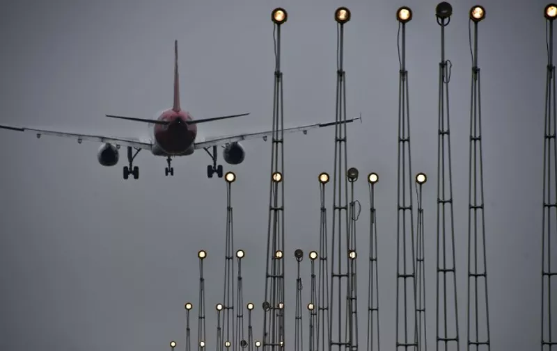 An airplane lands under heavy fog at Sao Paulo's international airport "Governador Andre Franco Montoro", in Guarulhos, Sao Paulo State, Brazil, on July 28, 2015. AFP PHOTO / NELSON ALMEIDA