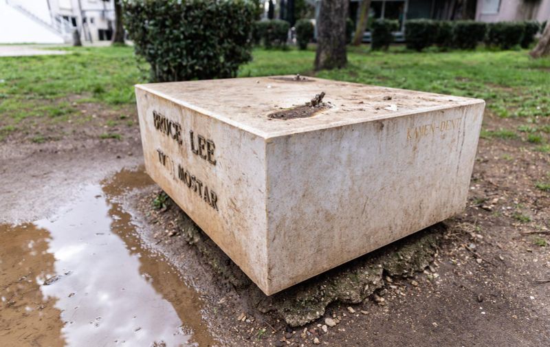 03.03.2024., Mostar - Iz gradskog parka Zrinjevac nestao kip Bruce Leeja.  Pored kamena na kojem je stajao kip, nalazi se drvena ploca na koju su stavljeni plasticni kotaci. Photo: Denis Kapetanovic/PIXSELL