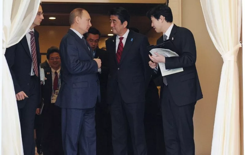 Russia's President Vladimir Putin meets with Japanese Prime Minister Shinzo Abe (2nd R) at the Bocharov Ruchei residence in Sochi, on February 8, 2014. AFP PHOTO / RIA-NOVOSTI / POOL / Mikhail Klimentiev / AFP PHOTO / RIA NOVOSTI / MIKHAIL KLIMENTIEV