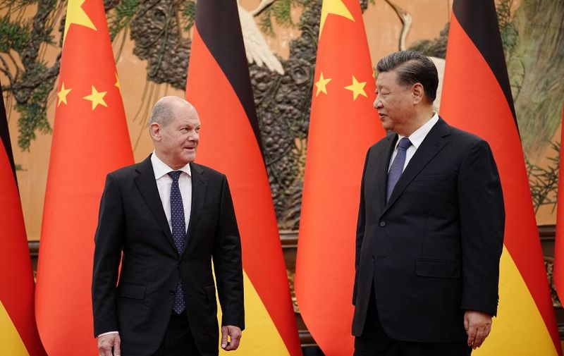 dpatop - 04 November 2022, China, Peking: Xi Jinping (r), President of China, receives German Chancellor Olaf Scholz (SPD) in the East Hall of the Great Hall of the People. Scholz is traveling to China for his first visit as chancellor. The focus of the visit will include German-Chinese relations, economic cooperation, the Ukraine conflict and the Taiwan issue. Photo: Kay Nietfeld/dpa Pool/dpa (Photo by KAY NIETFELD / dpa Pool / dpa Picture-Alliance via AFP)