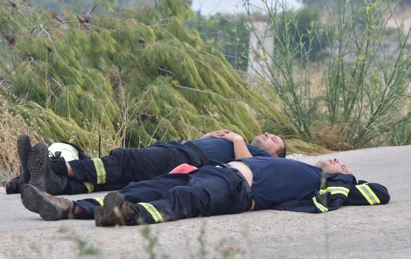 28.07.2019., Bilice - Nakon teske noci vatrogasci se odmaraju uz pozariste.
Photo: Hrvoje Jelavic/PIXSELL