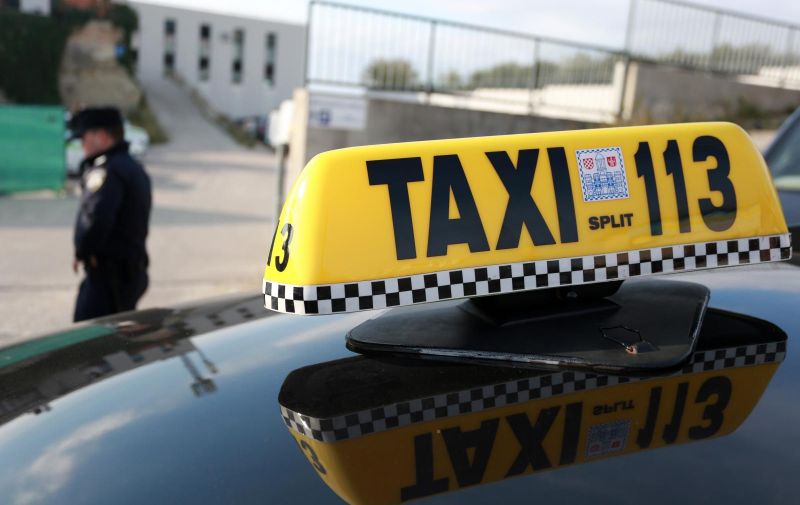 17.11.2016., Split - Splitski taksisti svojim su vozilima blokirali izlaz za vozace Taxi Cammea koji su danas trebali zapoceti s radom. 
Photo: Miranda Cikotic/PIXSELL