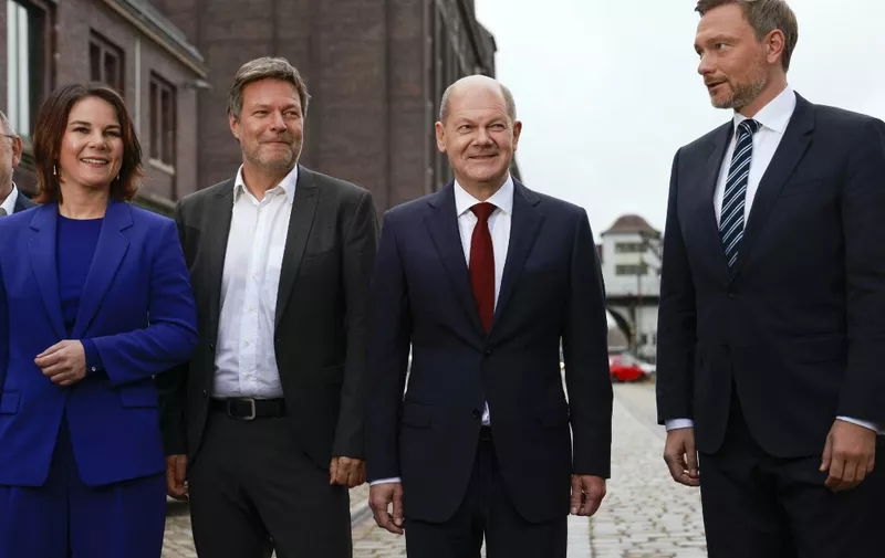 (L-R) The co-leaders of Germany's Greens (Die Gruenen) party Annalena Baerbock and Robert Habeck, Social Democrats (SPD) candidate for Chancellor Olaf Scholz and Germany's Free Democratic Party (FDP) leader Christian Lindner arrive for for a press statement on November 24, 2021 at Westhafen center in Berlin, to present their deal for their post-Merkel government after a final session of coalition talks. - Two months after the SPD beat Angela Merkel's conservative CDU-CSU coalition in a general election, its negotiators put the finishing touches on the deal with the Social Democrats (SPD), the Greens and liberal Free Democrats (FDP) that will install outgoing Finance Minister Olaf Scholz (SPD), 63, as chancellor. (Photo by Odd ANDERSEN / AFP)