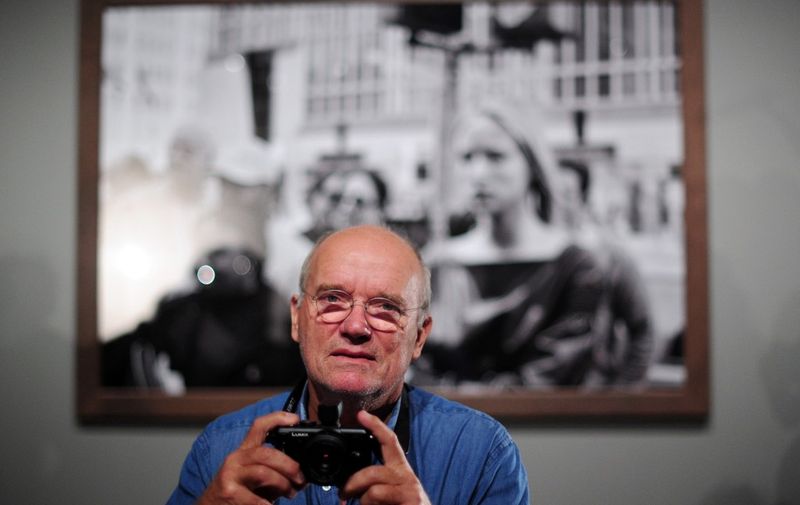 German fashion photographer Peter Lindbergh takes a picture during a press conference about his exhibiton "On Street - Photographs and Film" September 24, 2010 in Berlin. The exhibition takes place from September 25, 2010 to January 9, 2011. AFP PHOTO / JOHANNES EISELE (Photo by JOHANNES EISELE / AFP)