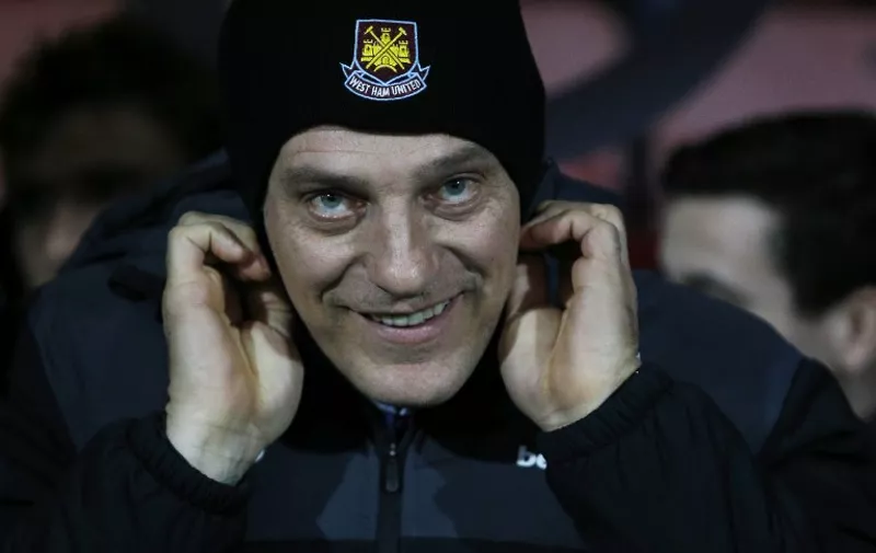 West Ham United's Croatian manager Slaven Bilic puts on a hat before the English Premier League football match between Bournemouth and West Ham United at the Vitality Stadium in Bournemouth, southern England on January 12, 2016. AFP PHOTO / ADRIAN DENNIS

RESTRICTED TO EDITORIAL USE. No use with unauthorized audio, video, data, fixture lists, club/league logos or 'live' services. Online in-match use limited to 75 images, no video emulation. No use in betting, games or single club/league/player publications. / AFP / ADRIAN DENNIS