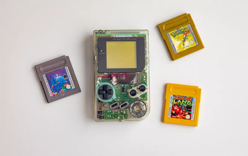 Nintendova najpoznatija konzola, Game Boy, danas slavi svoj 30. rođendan. Siva kutijica sa zelenim ekranom je začetnik linije koja nam je donijela mnoštvo nasljednika, dodataka i legendarnih igrica u svojih 15 godina dominacije tržištem mobilnih gaming konzola. S trona ga je tek skinuo Nintendov DS.