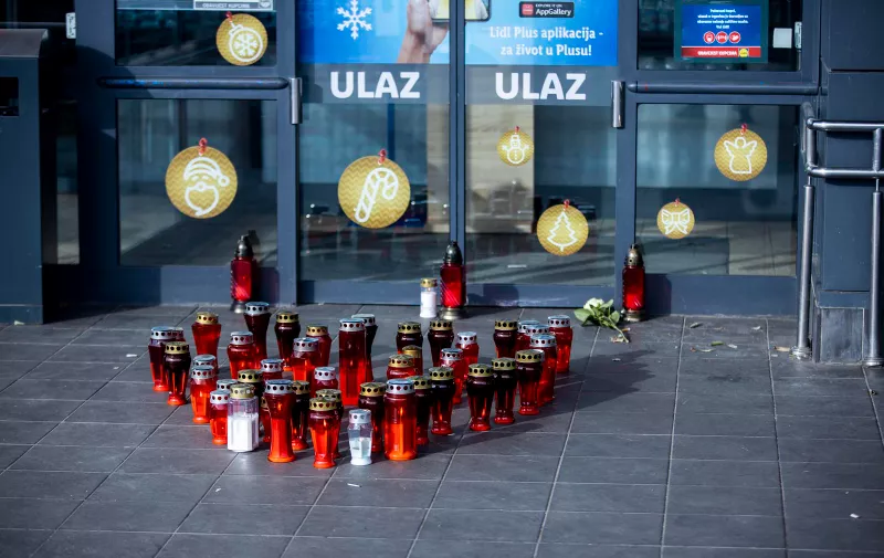 01.12.2021., Split - Svijece upaljene ispred trgovackog centra Lidl gdje je ubijena zaposlenica. Photo: Miroslav Lelas/PIXSELL