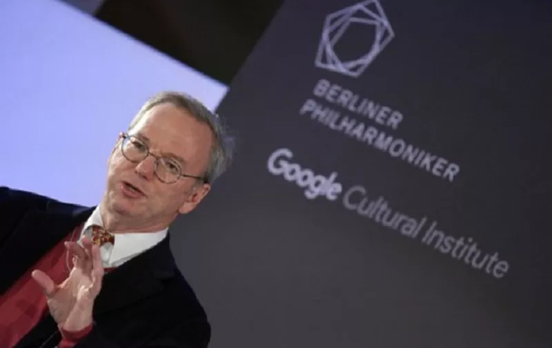 Eric Schmidt, Executive Chairman of US holding Alphabet Inc speaks during the presentation of a cooperation between the Berlin Philharmonic Orchestra and the Google Cultural Institute in Berlin on December 1, 2015. Google's Cultural Institute launched a virtual tour with videos of ballet, opera and orchestral performances including a tour through the concert hall of the Berlin Philharmonic Orchestra.
AFP PHOTO / DPA / RAINER JENSEN +++ GERMANY OUT +++ / AFP / DPA / RAINER JENSEN